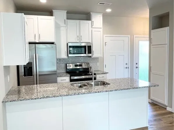 1025 S Nicolet Rd #4, Appleton, WI 54914