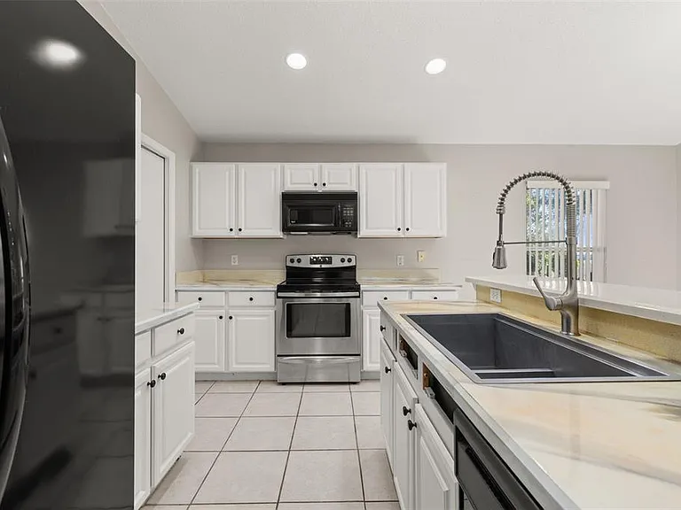 551 Castlemain Cir — Photo 4