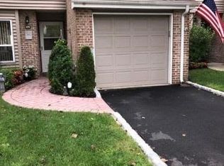 279 Pond View Ln, Smithtown, NY 11787