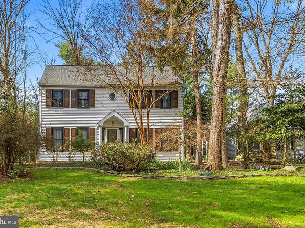 8 Locke Ct, Ewing, NJ 08628