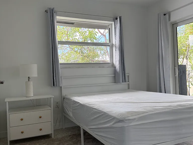421 SW 9th St #5 — Photo 2