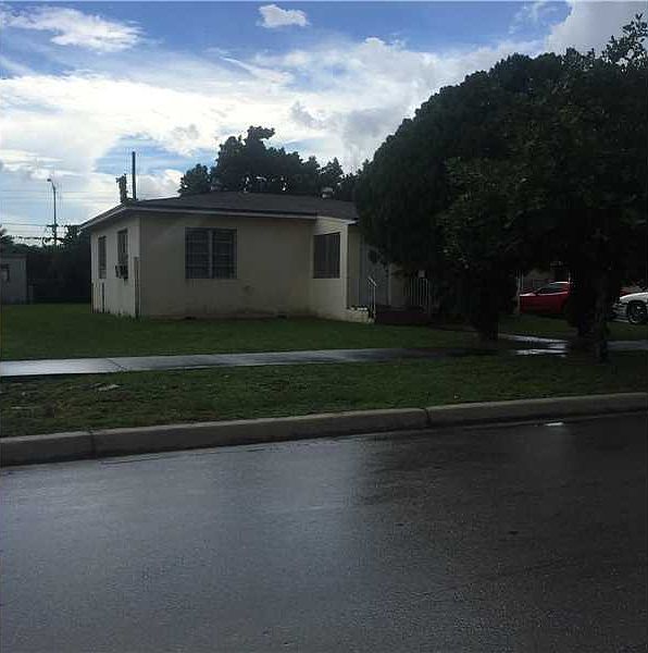 2nd image of 260 E 17th St
