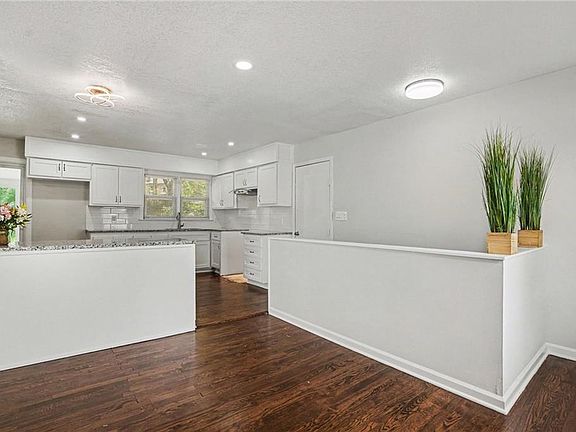 5th image of 10104 Wheeling Ave