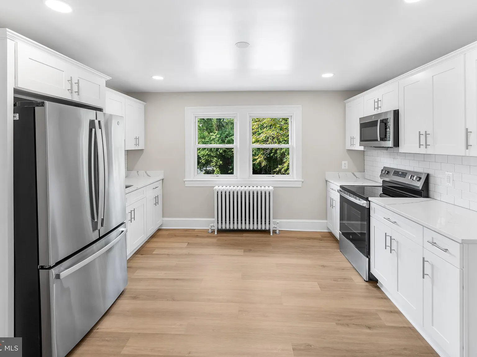 1 bed, 824 sqft, $1,900 — Photo 2
