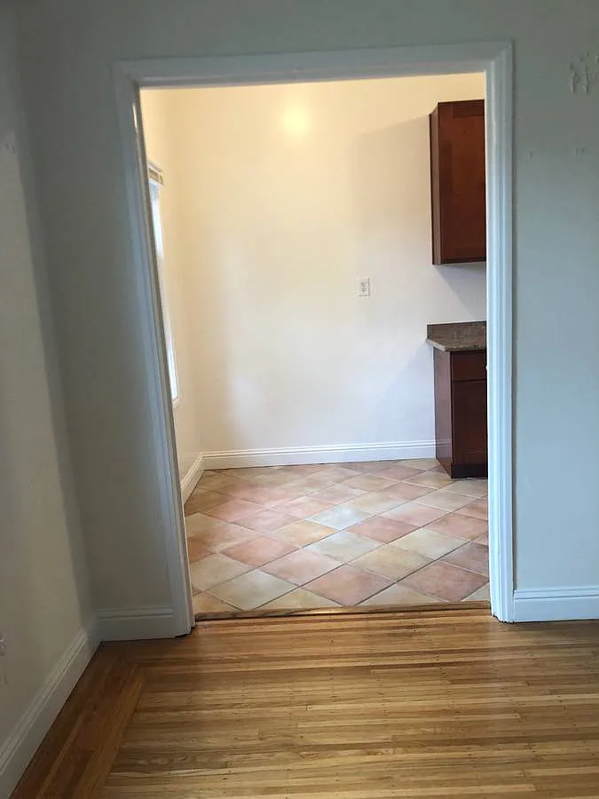 81 Glen Ave — Photo 2