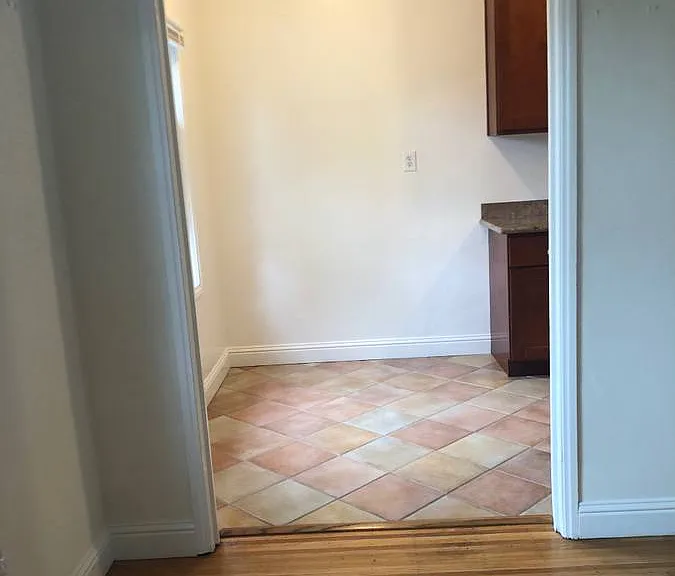81 Glen Ave — Photo 2