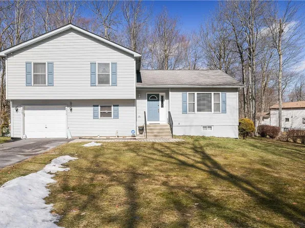 3105 Lewis Crown Dr, Tobyhanna, PA 18466