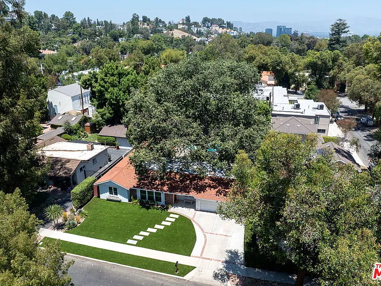 21309 Ibanez Ave — Photo 32