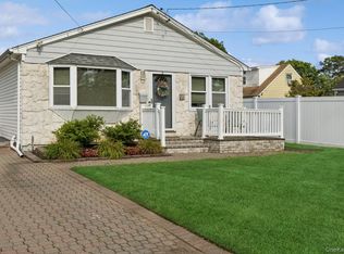 99 W 12th St, Deer Park, NY 11729