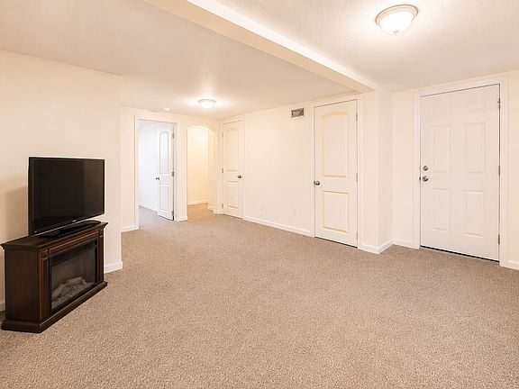 4th image of 21 Grand Ave #Basement