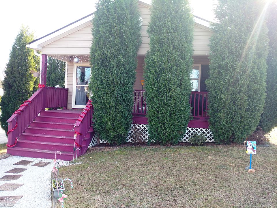  Front of house w/landscape