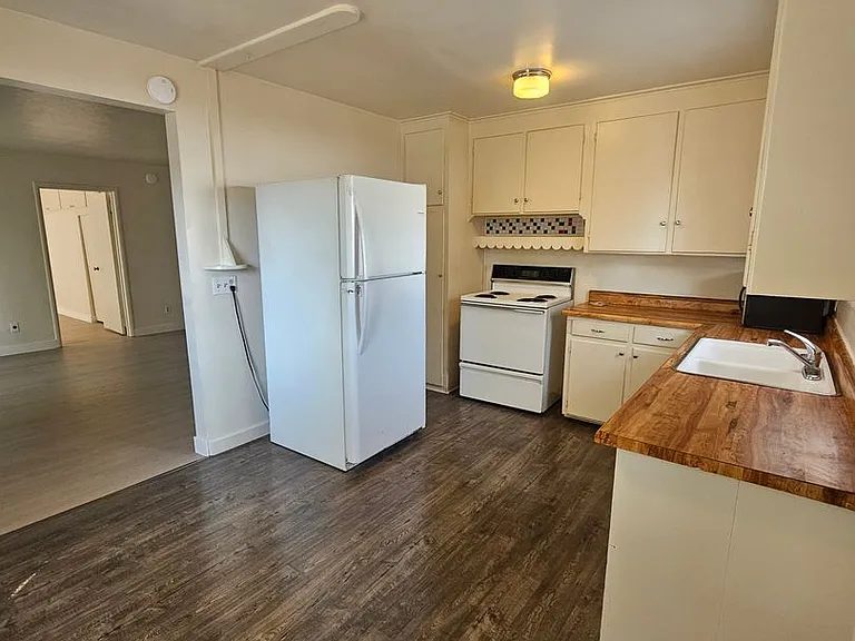 831 Niantic St — Photo 7