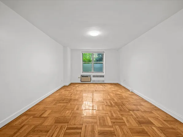 629 Kappock Street image 8 of 12