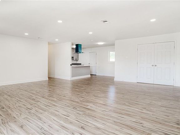 5th image of 404 Timberwood Dr
