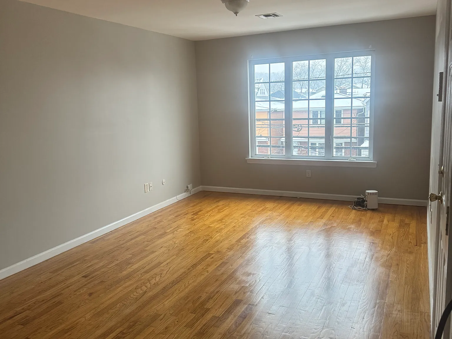 4 bed, 2.5 bath, 1600 sqft, $3,900 — Photo 2