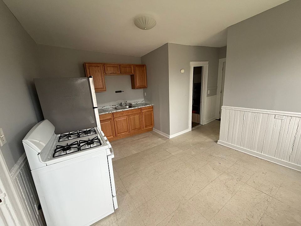 1st image of 103 Glen St #2