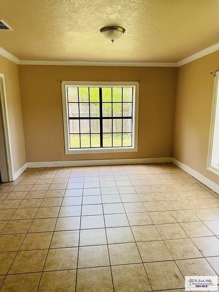 3 bed, 1.0 bath, 1241 sqft, $1,450 — Photo 3