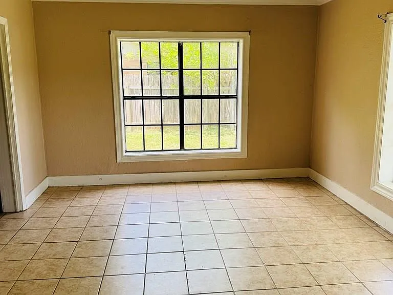 1201 Ben Lora Ln — Photo 3