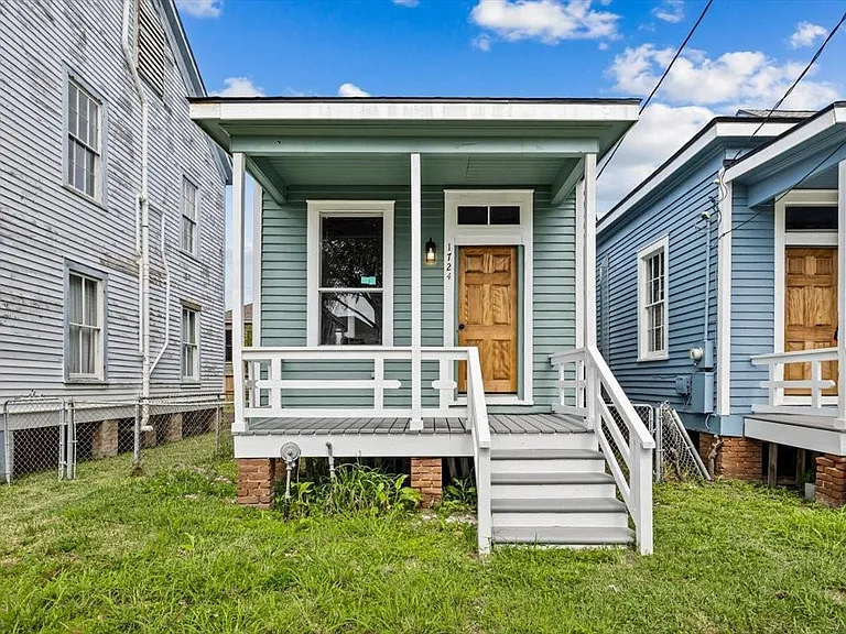 1724 Winnie St — Photo 1
