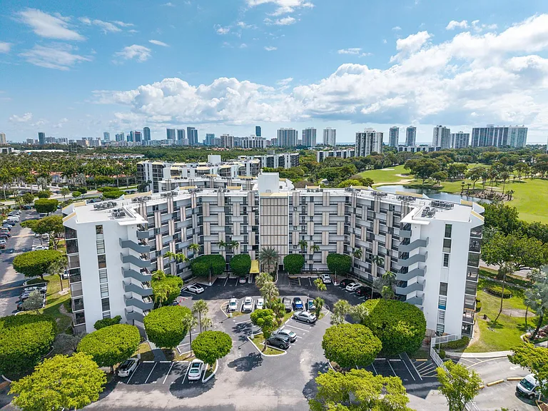 20400 W Country Club Dr #610 — Photo 42