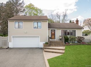 29 Audley Circle, Plainview, NY 11803