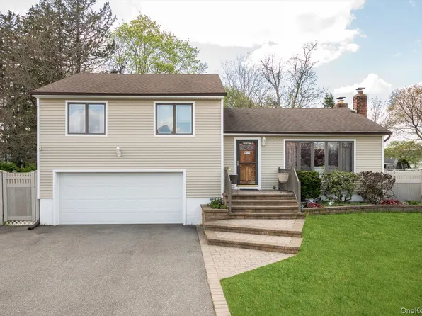 29 Audley Circle, Plainview, NY 11803