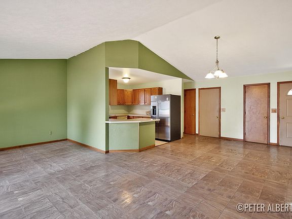 4th image of 461 Macomb Ave NW