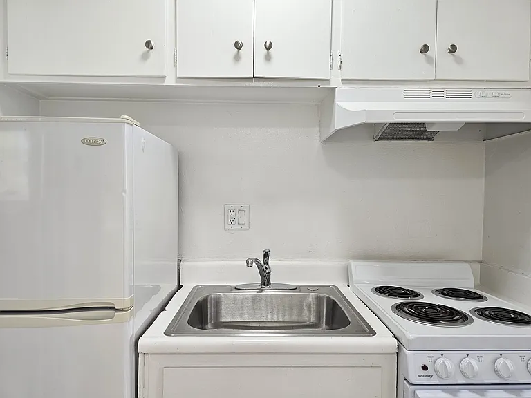 HARVARD APARTMENTS — Photo 10