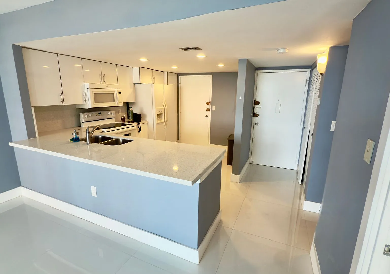 Spacious One Bedroom Two Bath Condo with Parking at Buckley Towers in North Miami Beach — Photo 2