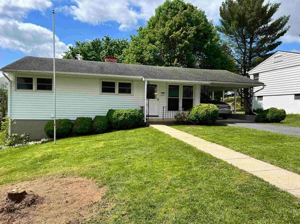 2516 S Sharlaine Dr, Staunton, VA 24401