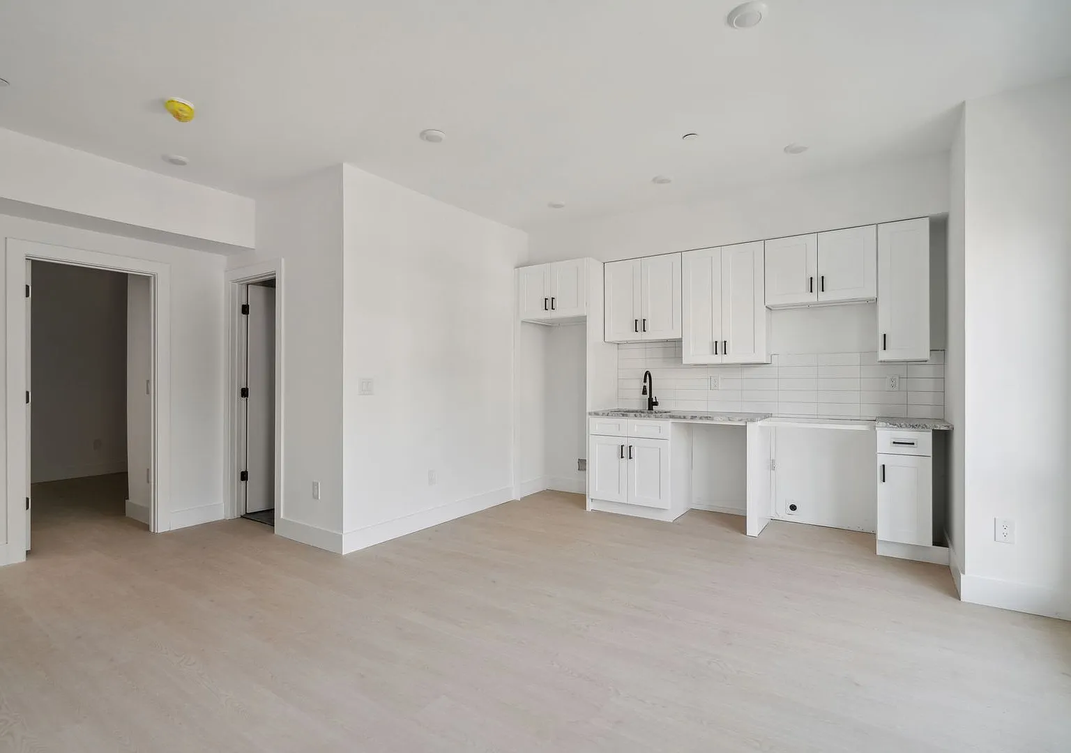 2400 W Montgomery Ave — Photo 3
