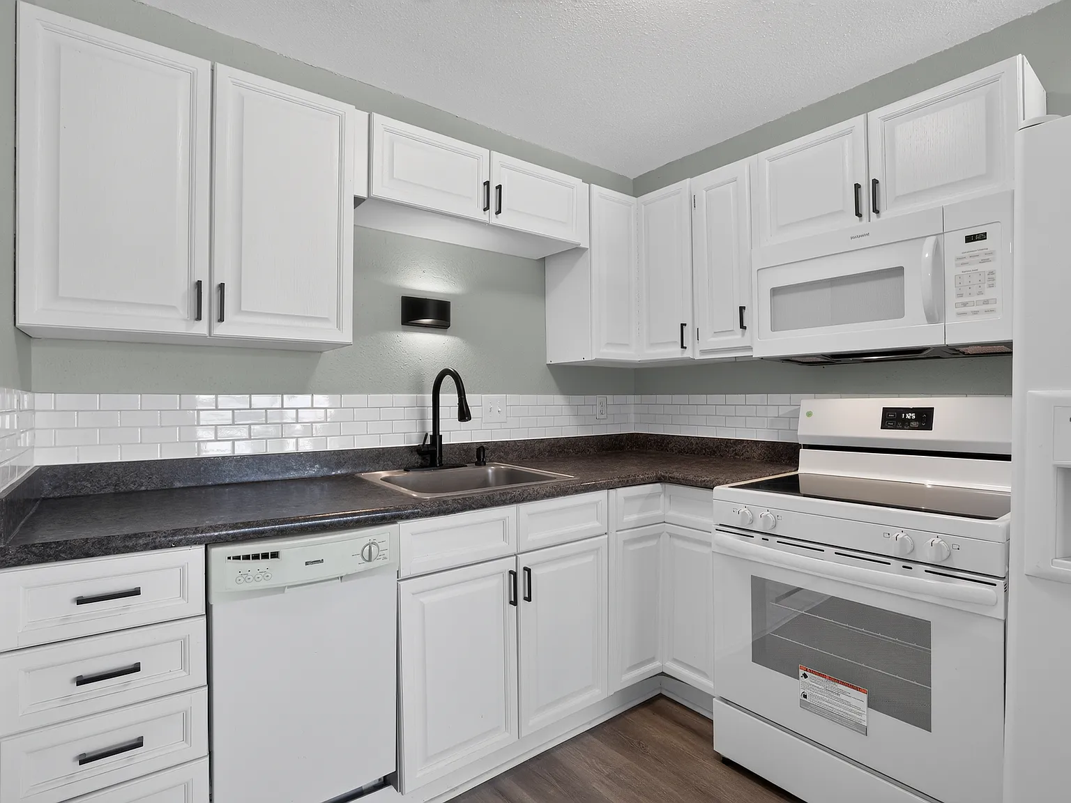 2 bed, 769 sqft, $1,375 — Photo 2