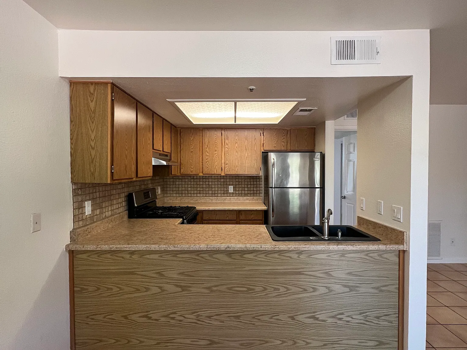 250 Sunset Dr — Photo 2