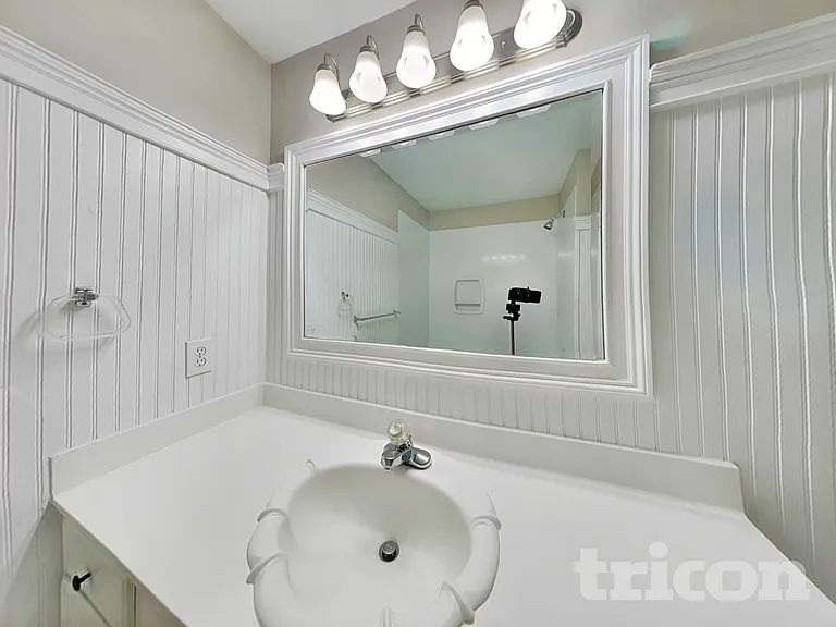 1048 Whispering Woods Dr — Photo 8