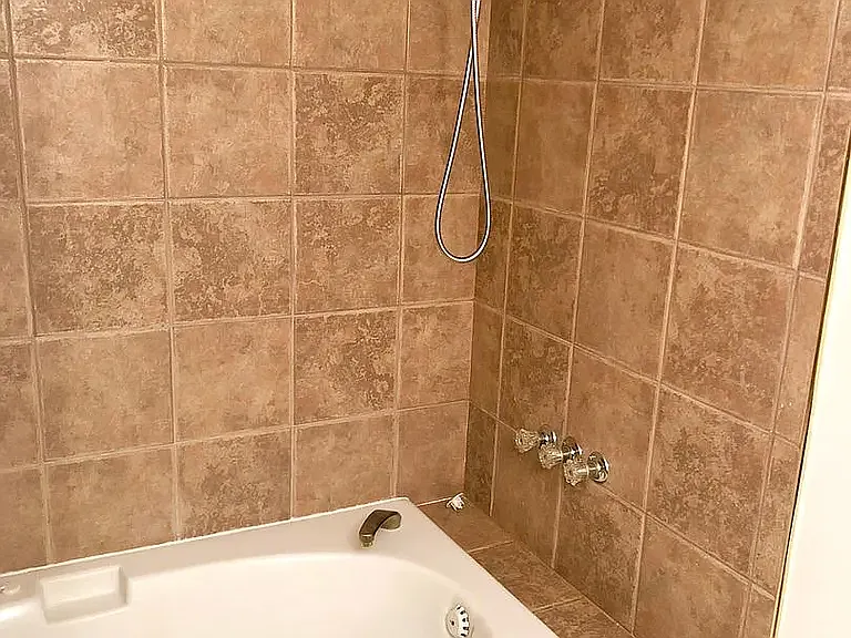 1 bed, 1200 sqft, $1,300 — Photo 3