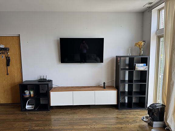3rd image of 1635 N Western Ave APT 1N
