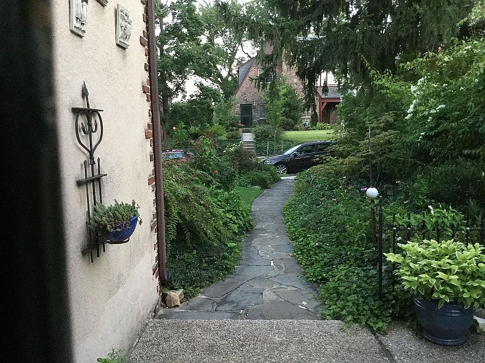 2nd image of 424 Rosebank Ave