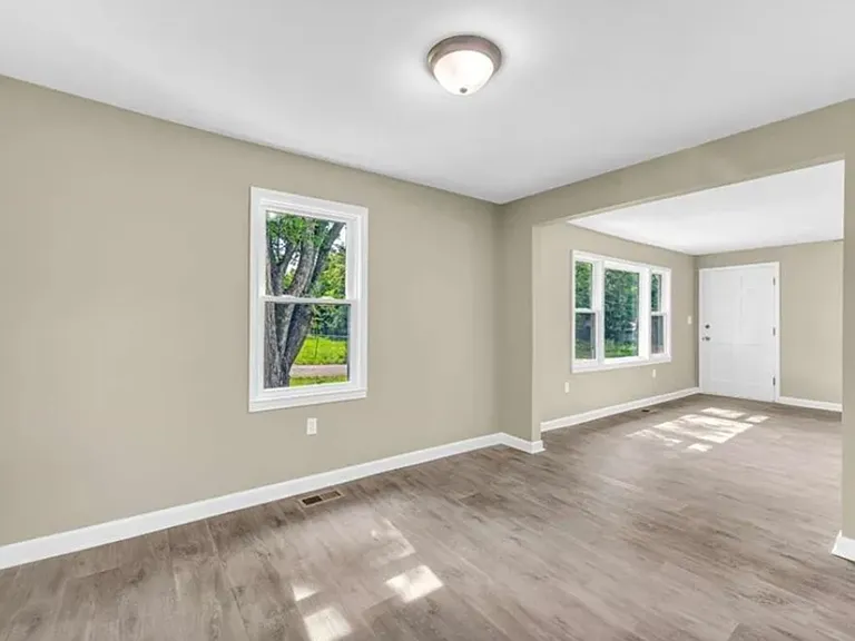 266 Randall St — Photo 8