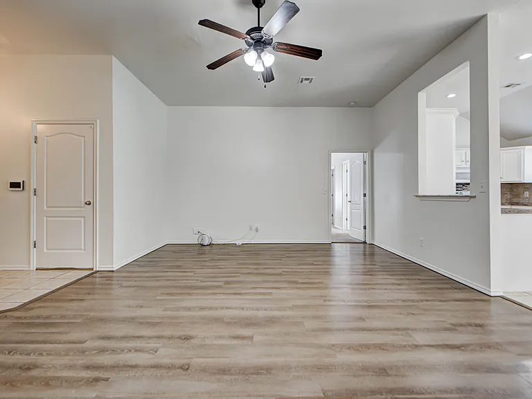 608 Cavecreek St — Photo 6