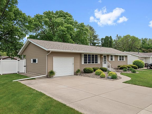 3rd image of 1903 Edgewood Ln