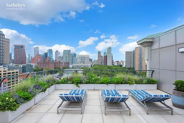 Sold by Sotheby's International Realty | media 34