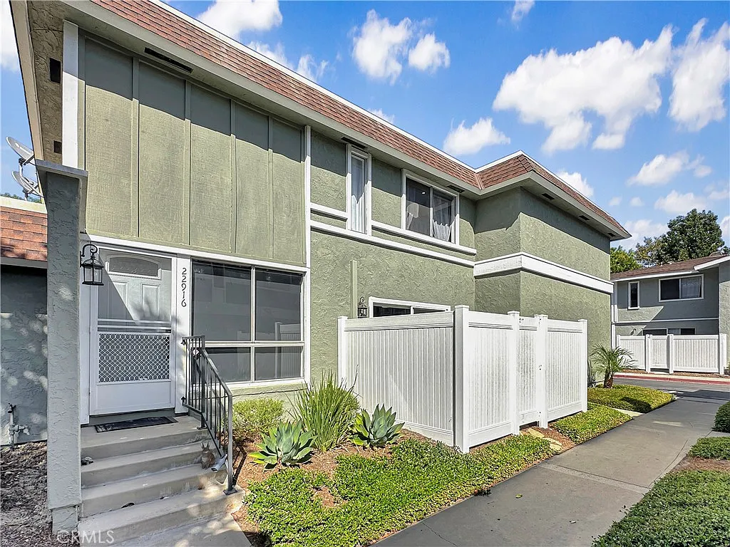 3 bed, 1.5 bath, 1158 sqft, $3,500 — Photo 2