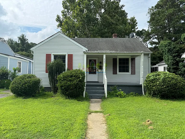 605 W Constance Rd — Photo 2