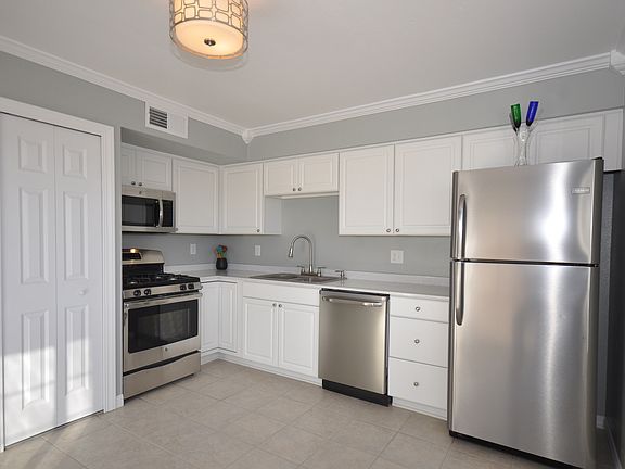 Great Kitchen w/Stainless!!