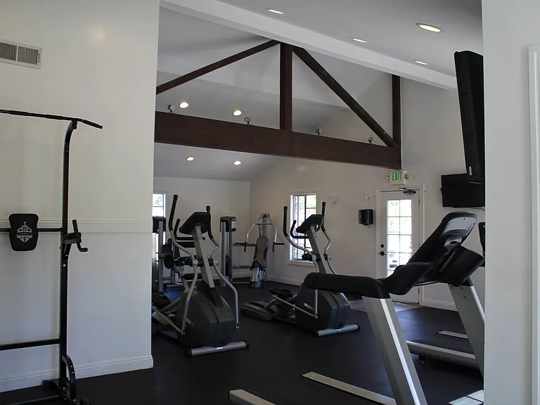 Versailles on the Lake Apartments — Photo 20