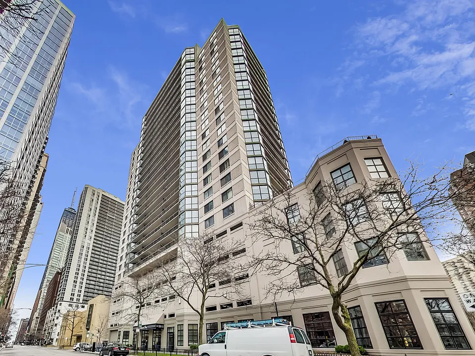 33 W Delaware Pl #13A