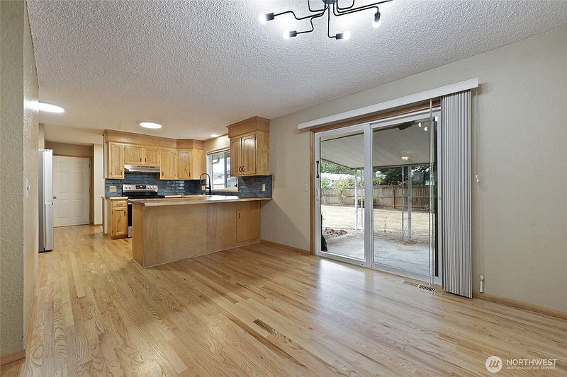 5th image of 102 W Adams Avenue