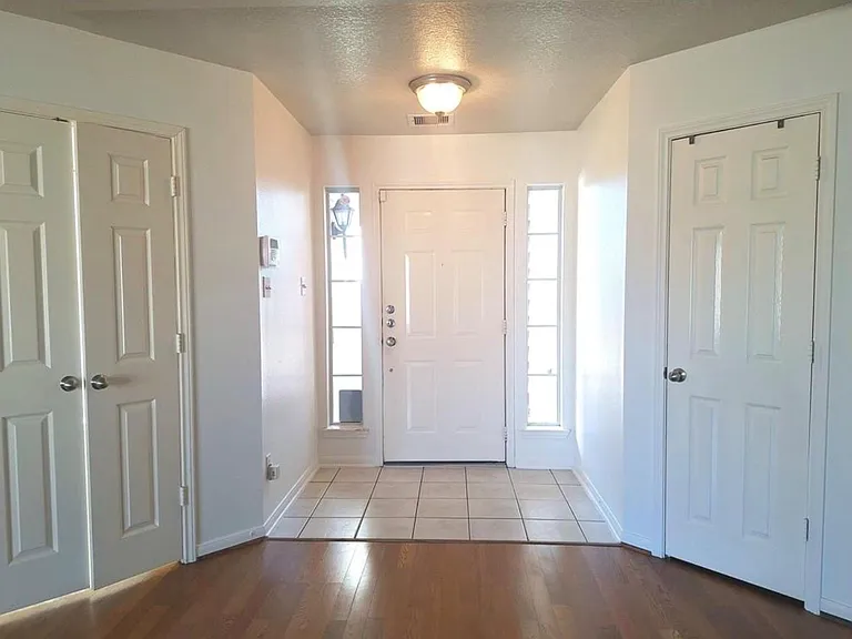 17124 Gleneagle Dr S — Photo 2
