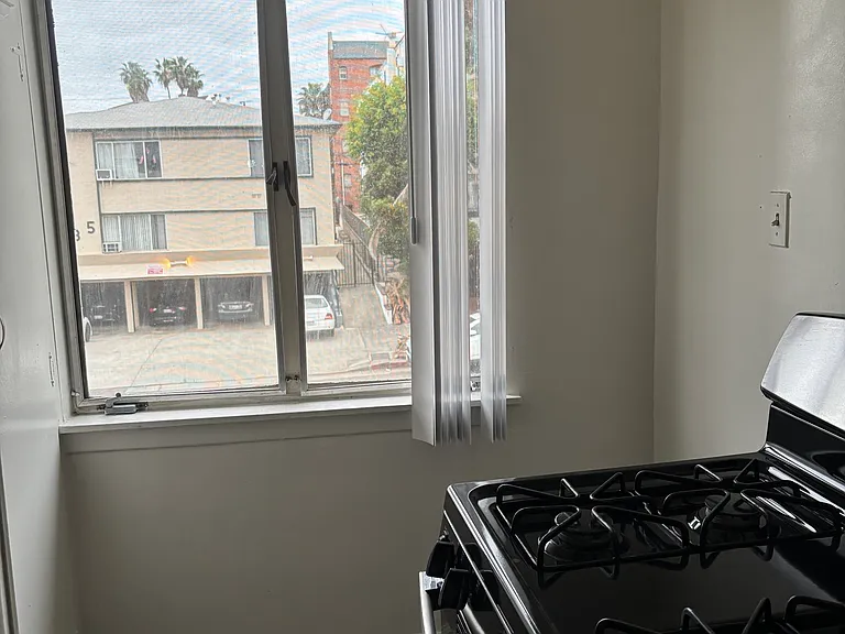 540 S Serrano Ave — Photo 5