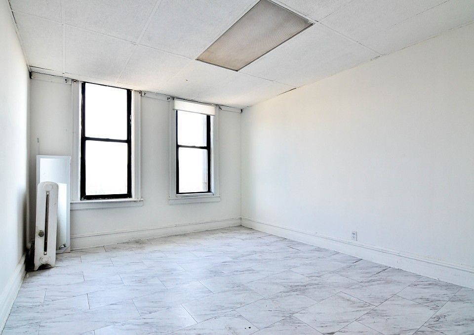 1st image of 2527 Steinway St APT 3R